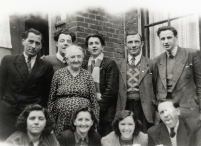 109220 Groepsportret van leden van de familie Laponder achter het huis Framboosstraat 78 te Utrecht.